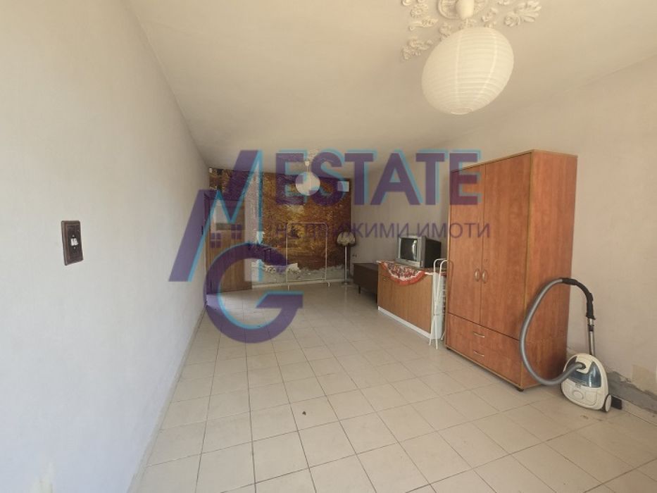 Масивна двуетажна къща гр Нови Искър