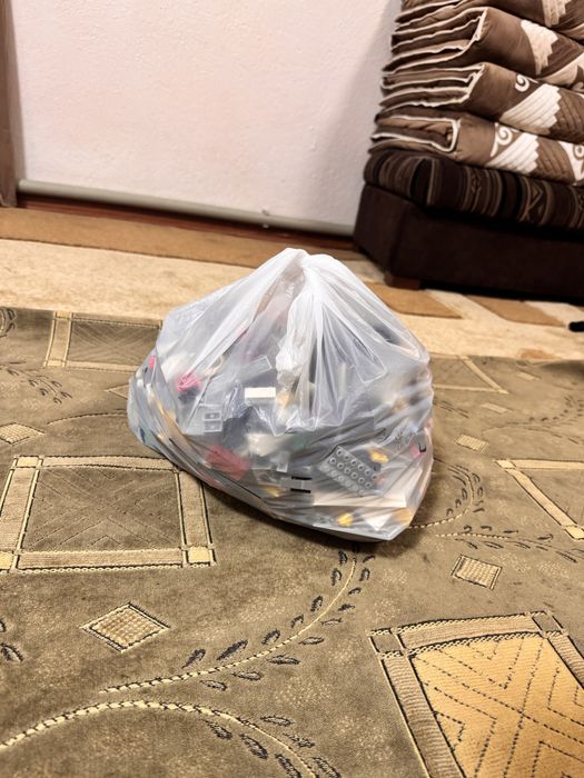 Продам большой пакет лего деталей