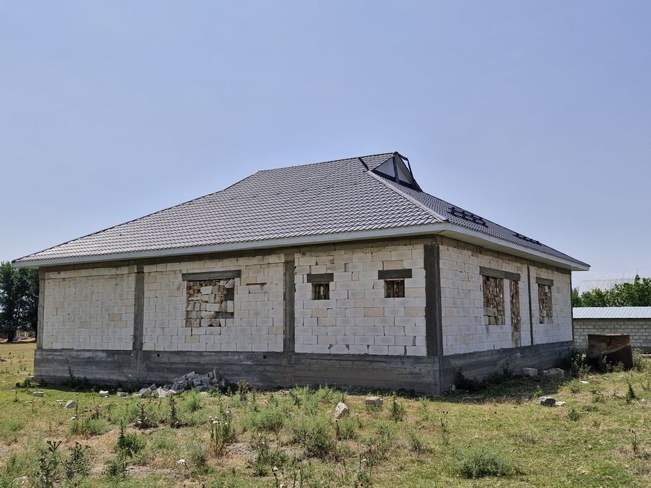 Продаю не достроенный дом