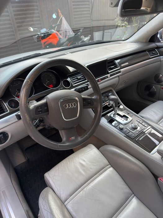 Audi S8 - 5.2 V10