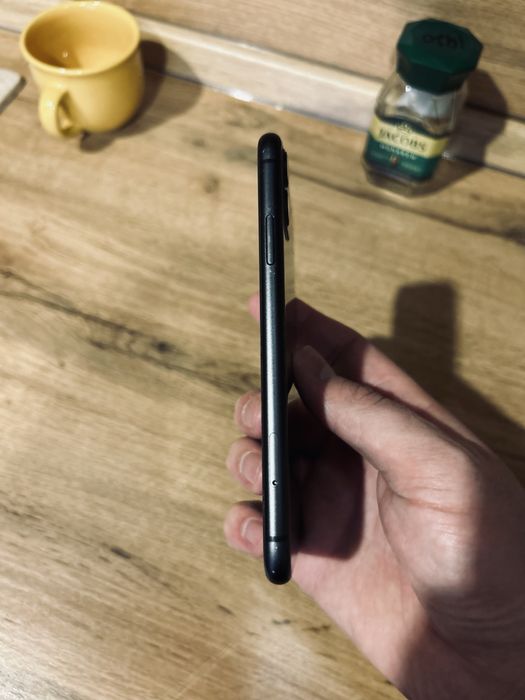 Aйфон 11 продам.