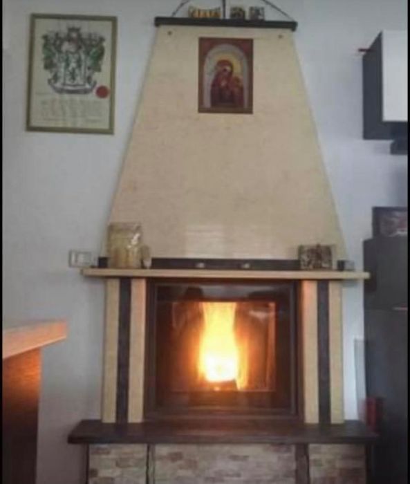 Casă cu etaj și șemineu, într-o zonă liniștită