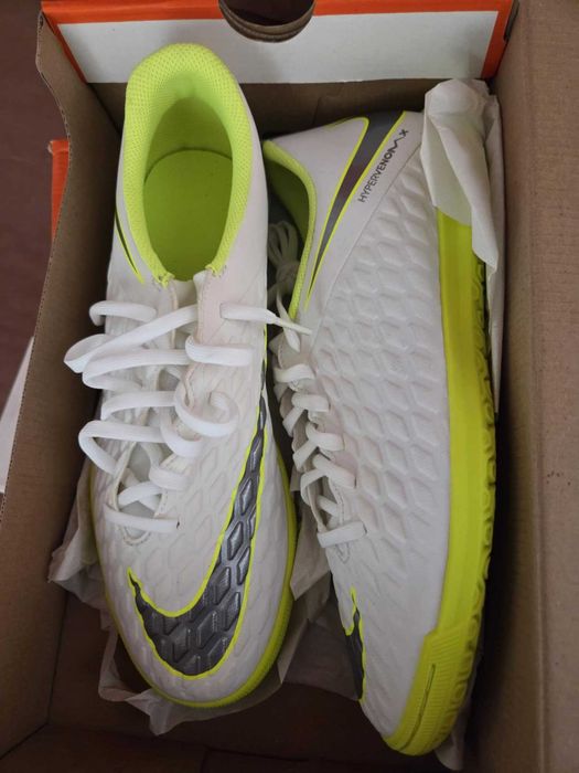 Футболни обувки за зала, Nike