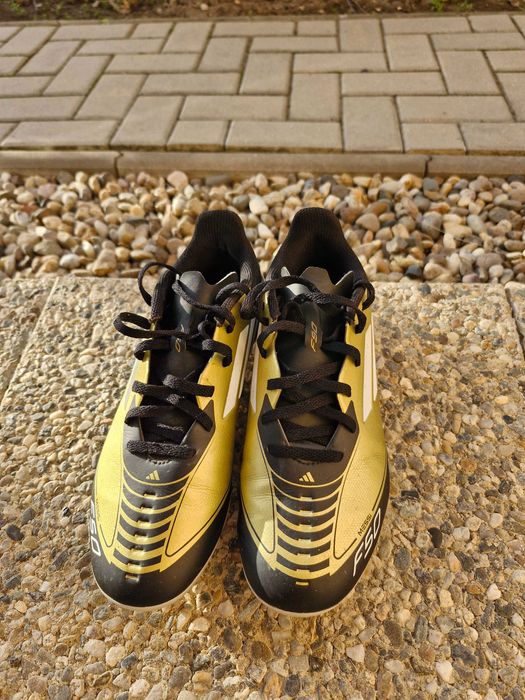 Adidasi fotbal pentru iarba