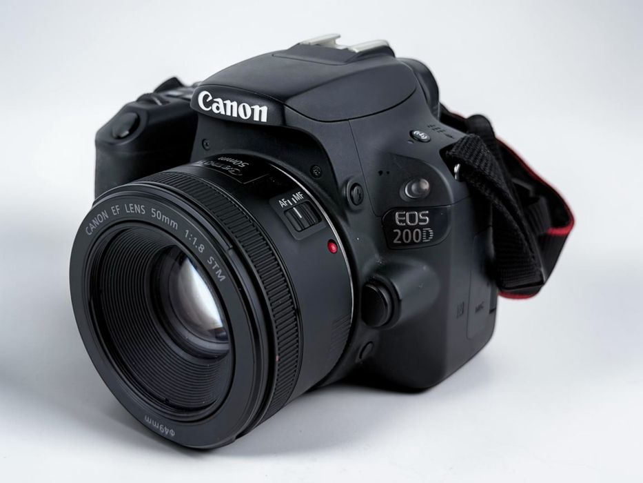 Фотoапарат Canon EOS 200D + Обектив Canon EF 50mm f/1.8 STM Перфектни!