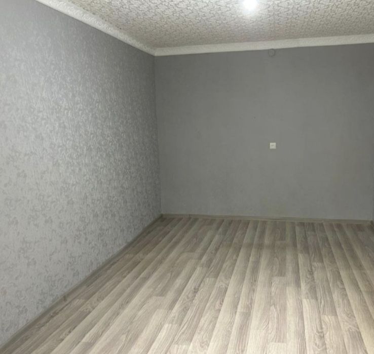 Обои , кафель , ламинат, двери.