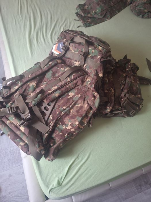 Vând ranița 90 litri cu puiuț