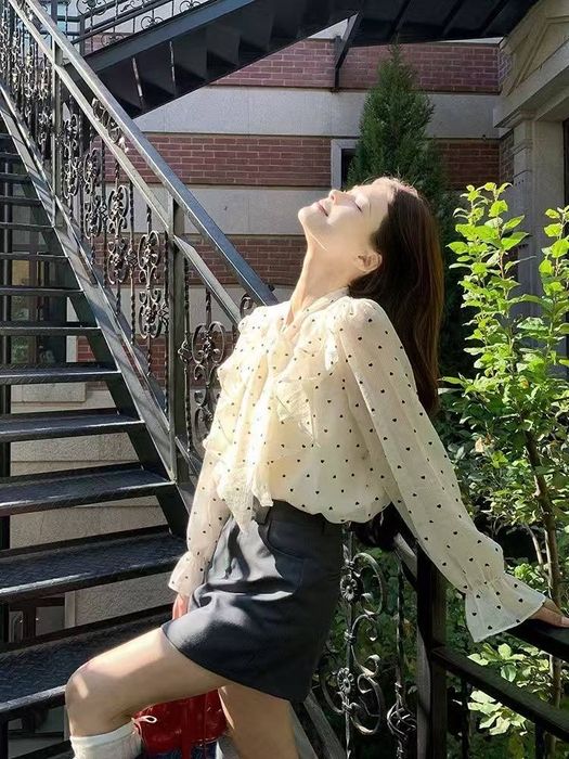 Нежные белые кофточки в горошек