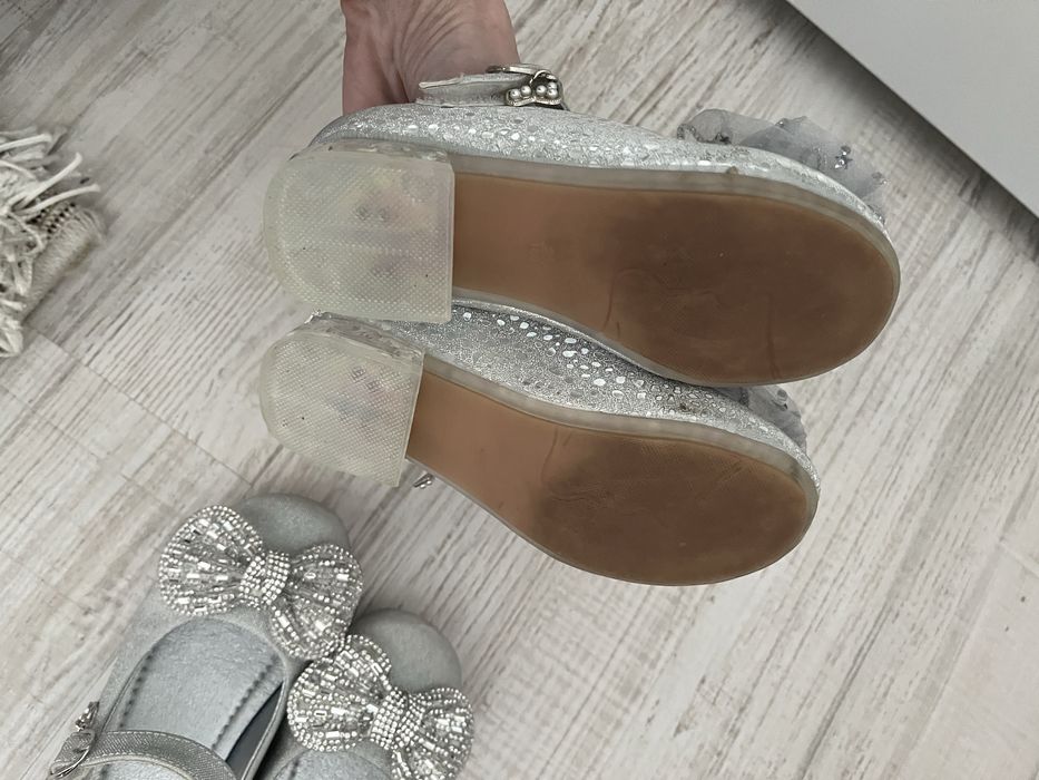 Токчета, salzarra обувки и тип стъклена пантофка