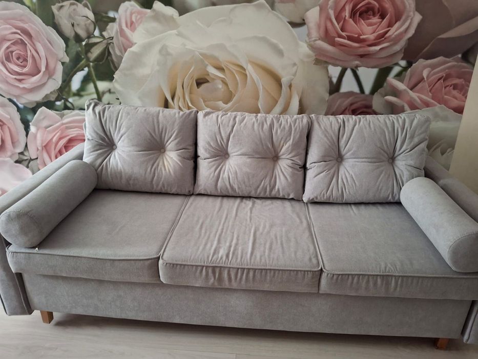 Диван с подушками