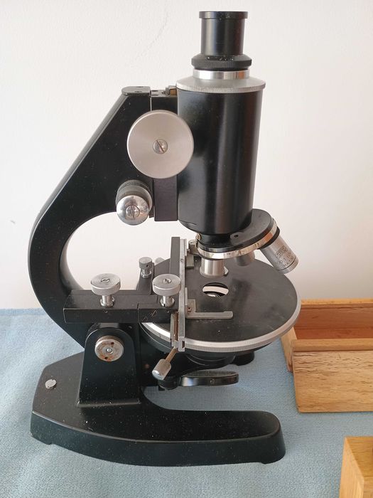 Като нов немски лабораторен микроскоп HENSOULT WETZLAR с три обектива