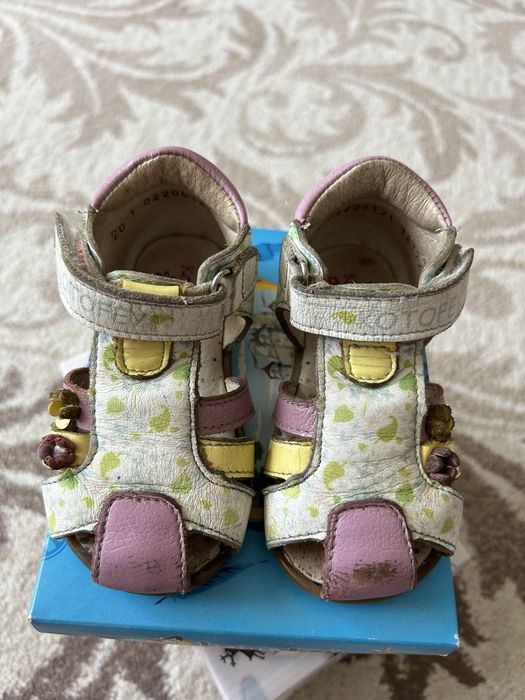 Обувь на девочку 20 разм.