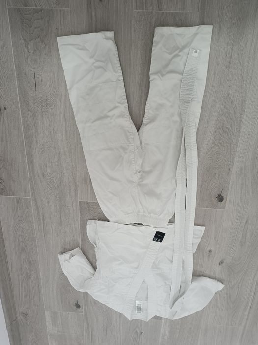 Vând costum judo -karate
