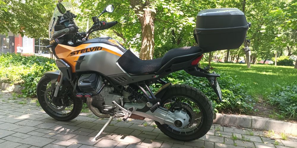 Moto Guzzi Stelvio-Giallo Savana 2024