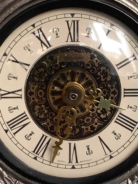 стар настолен часовник