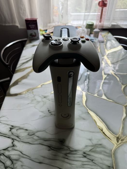 Продам приставку xbox 360