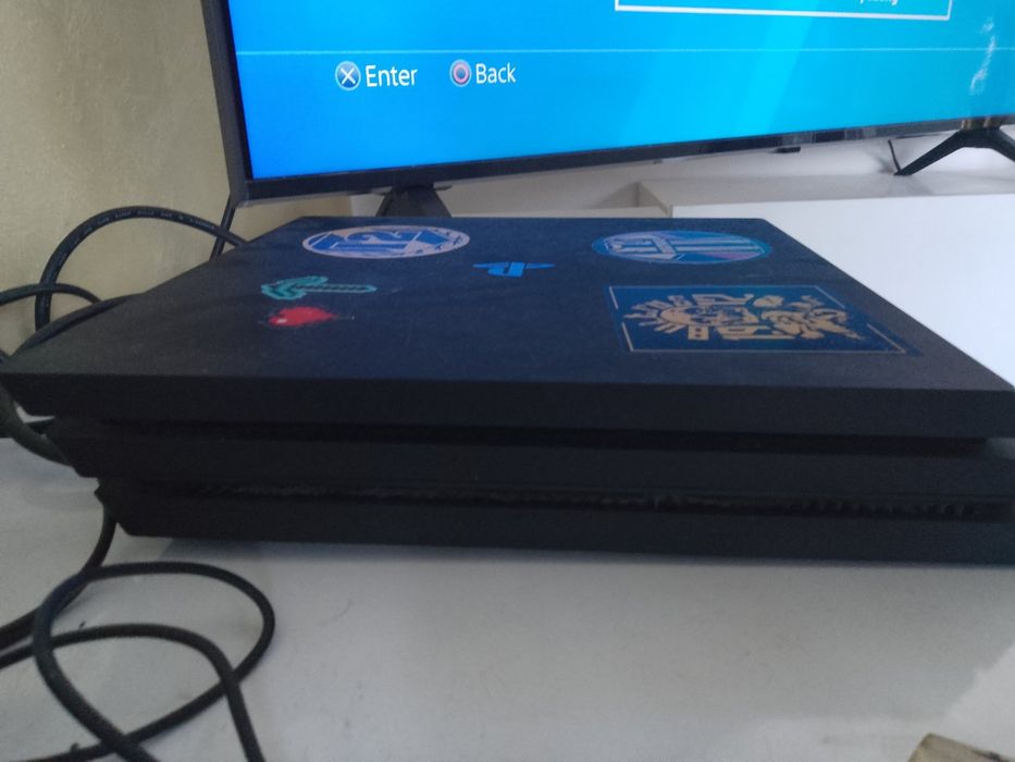 Продавам PS4 про