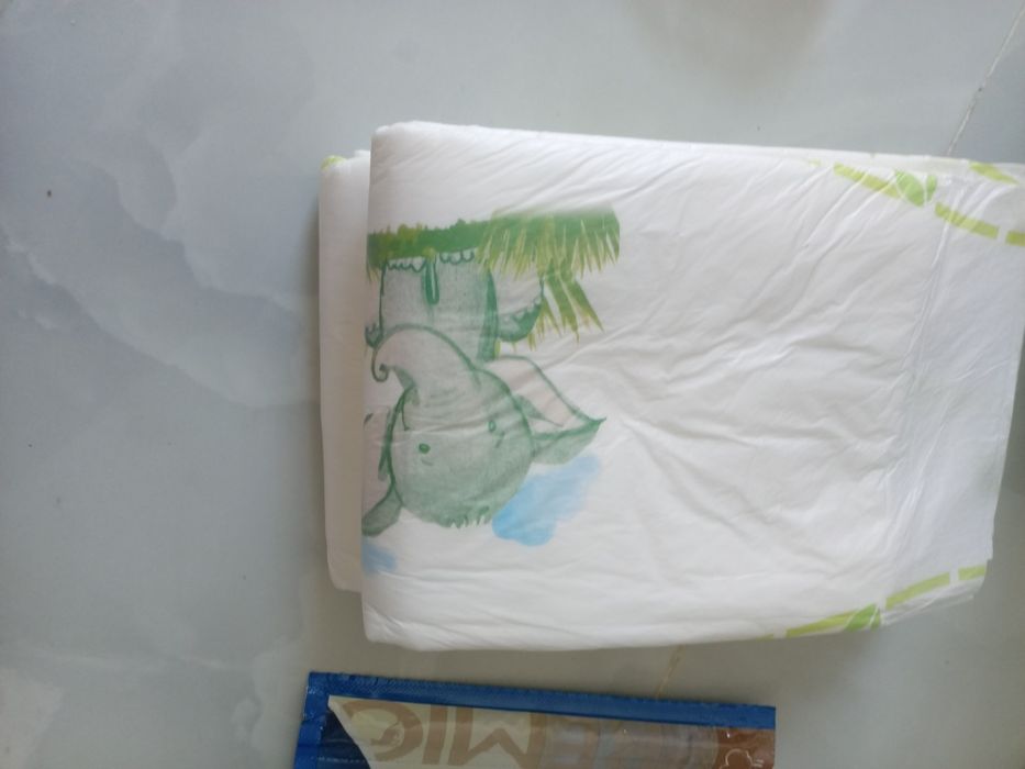 Продам. Миска 1 шт, миска электронная 1 шт, корм 106 шт, сумка 1 шт.
