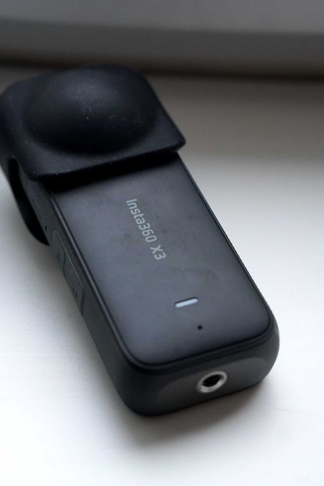 Экшен камера Insta360 X3 с дополнительными батарейками