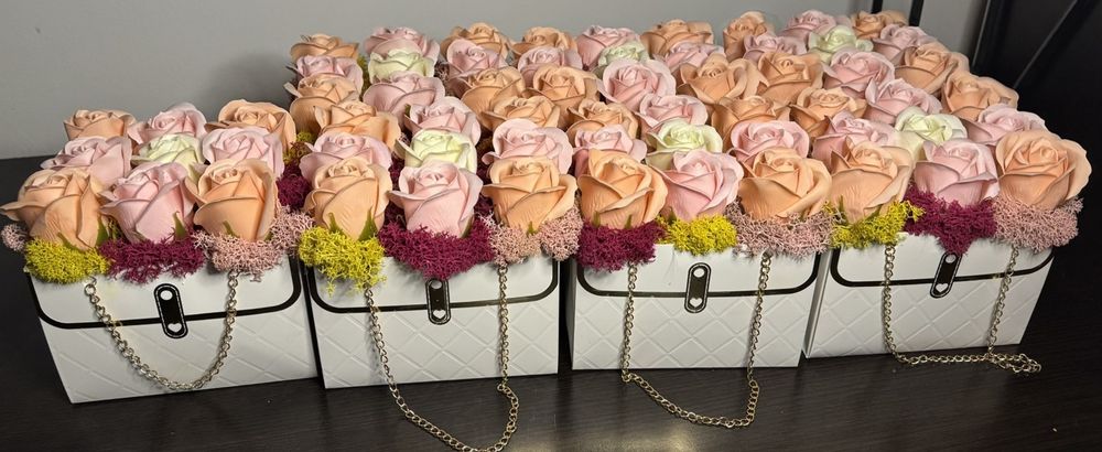 Чанти декорирани със сапунени рози и скандинавски мъх