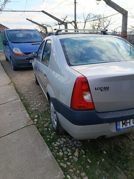 Vând Dacia Logan