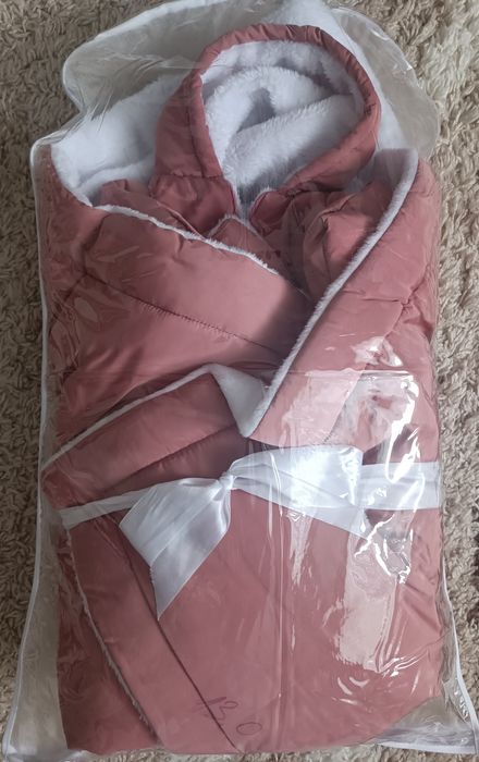 Продам на выписку комбинезон с одеялом
