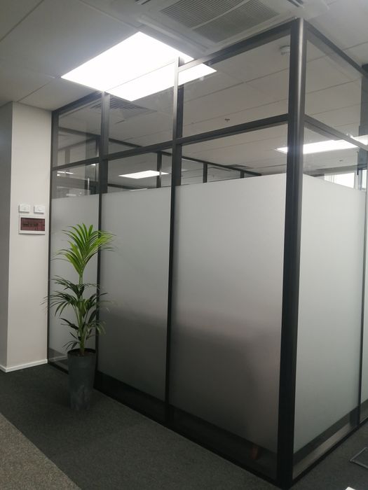 Стеклянные офисные алюминиевые перегородки