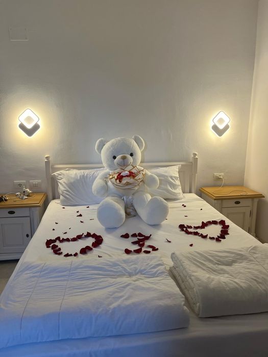 Ursuleț de Pluș Gigant cu Buchet Personalizat – Cadoul Perfect