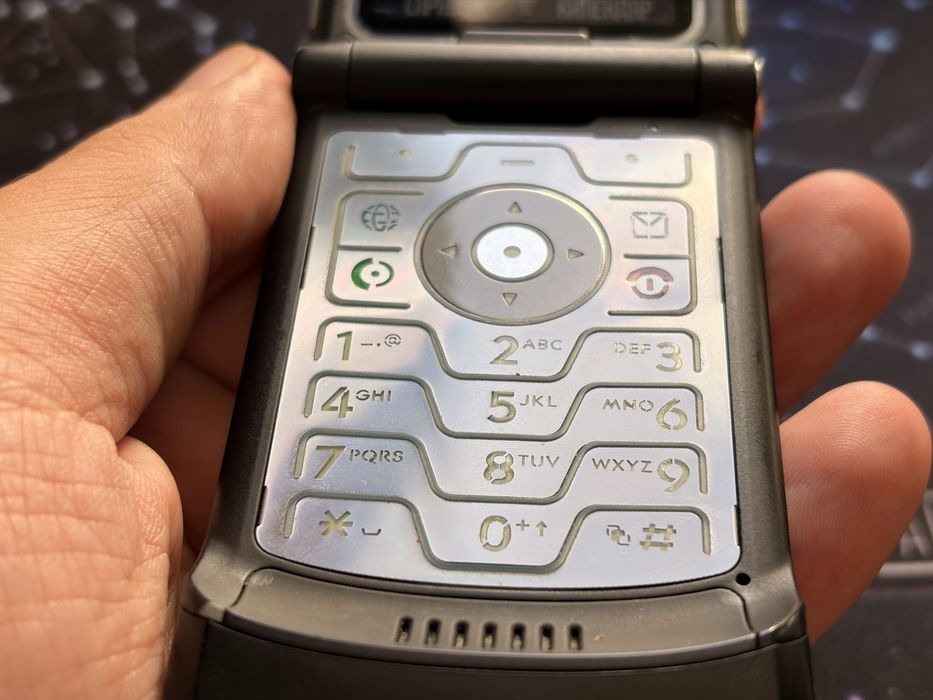 Легендарна Motorola V3 – черна, отлично състояние
