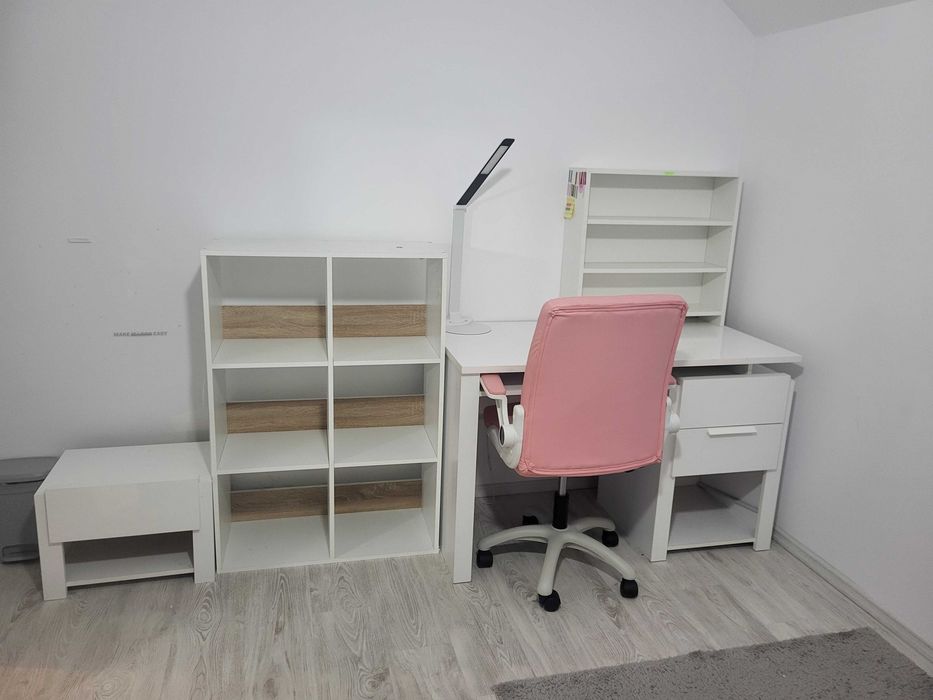 Birou cu bibliotecă și scaun ergonomic pentru camera copilului