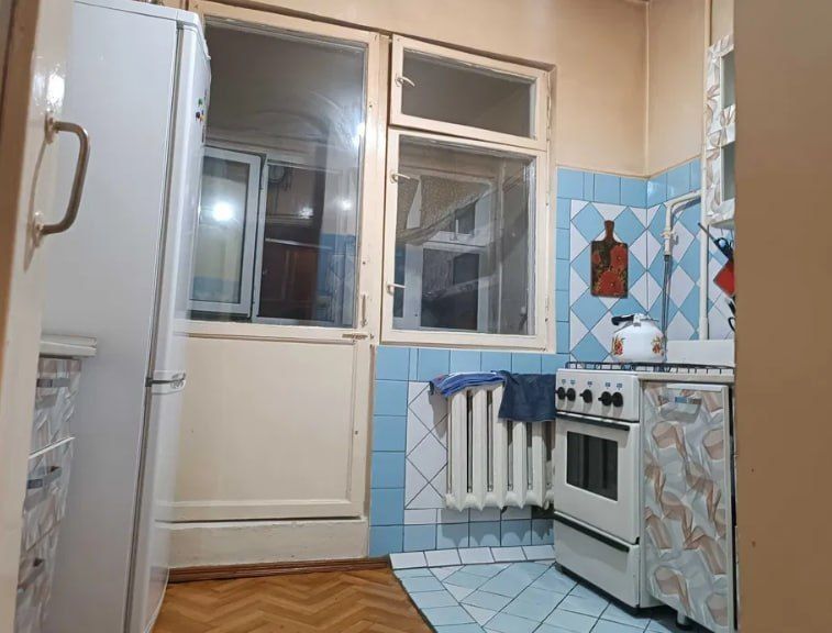 Продаётся СБарака 2/4/4 без мебелья  ремонт средний локации топ !