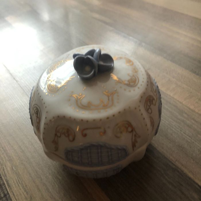 Bomboniera din portelan fin