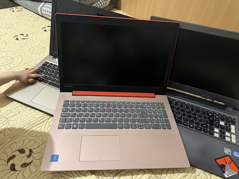 Vand 3 laptopuri pentru piese, Lenovo cel rosu este finctional !