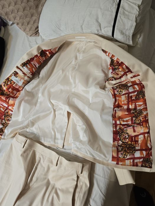 Vând costum Versave Premium marimea. 50 negiciabil