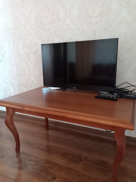 Продам журнальный стол с телевизором.