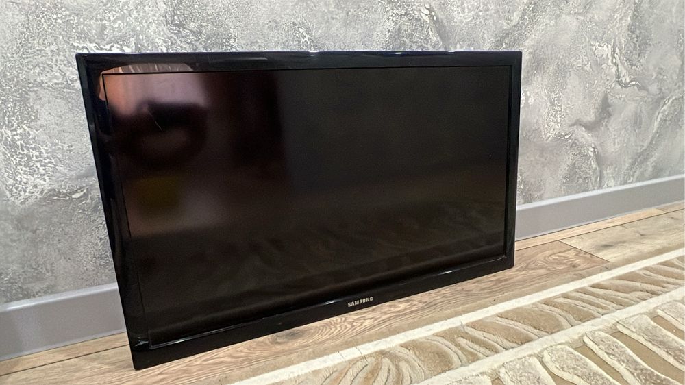 Телевизор Samsung 32" (45×75 см)