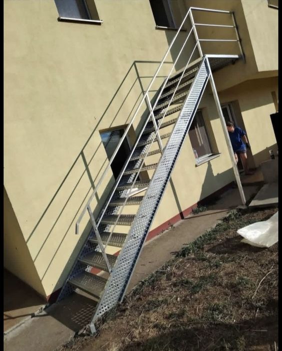 Scări metalice zincate