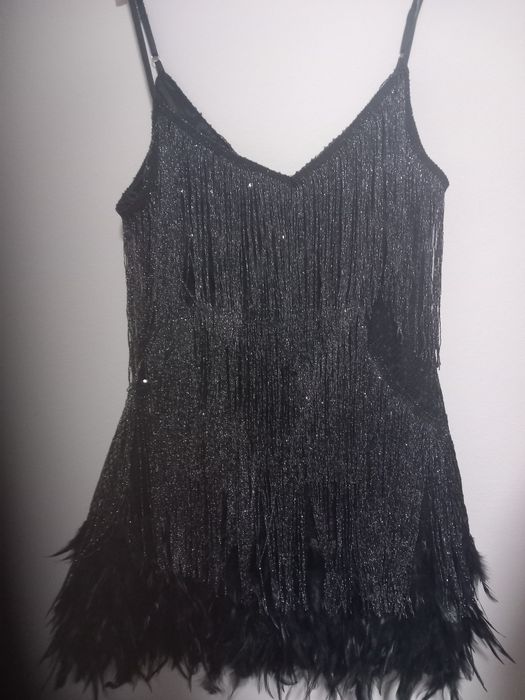 Rochie cu pene si franjuri stralucitori