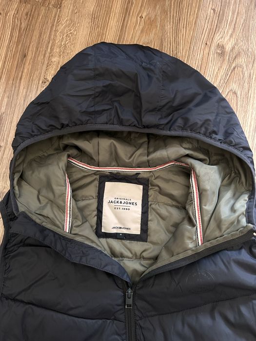 Мъжки ватиран елек с качулка Jack & Jones