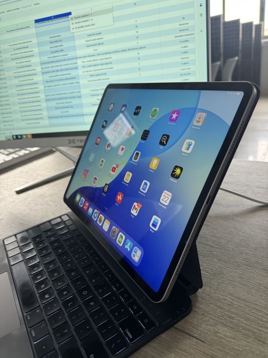 iPad Air 13-inch M3 + Keyboard