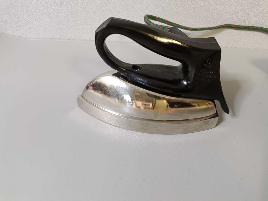 Винтажный дорожный (малогабаритный) электрический утюг