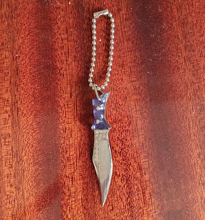 Продается брелок в виде ножа (безопасный)