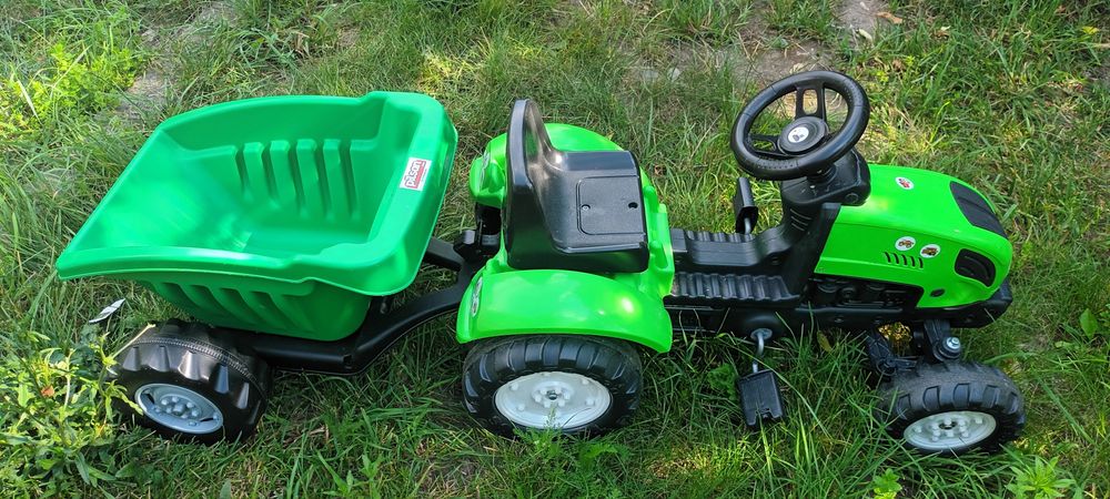 Tractor cu pedale si cu remorca