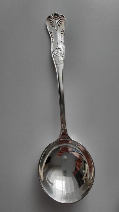 Set tacâmuri elegant și frumos executat