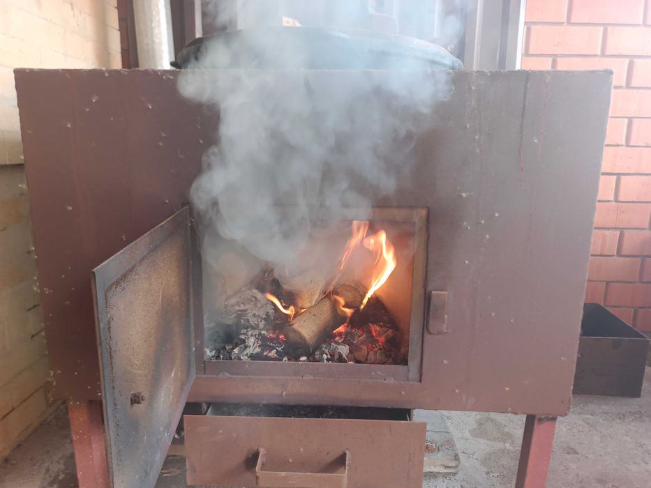 Очаг с чугунным казаном