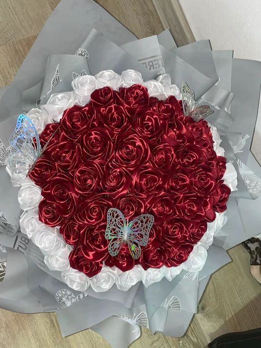Buchet de trandafiri din satin