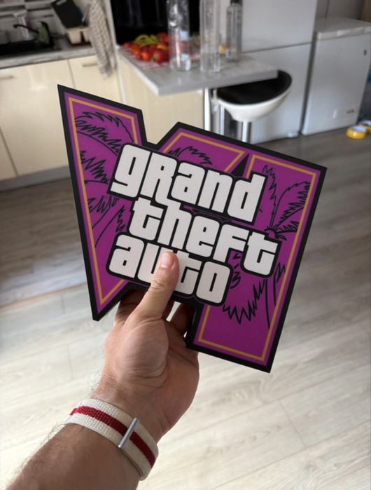 Lampa LED Grand Theft Auto VI cu 3 baterii AA (nu sunt incluse)
