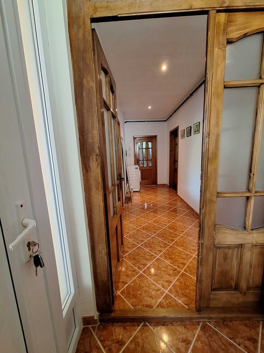 Casă individuală cu 70 mp utili, pivniță de 20 mp și teren intravilan generos de 31 ari - în Dej