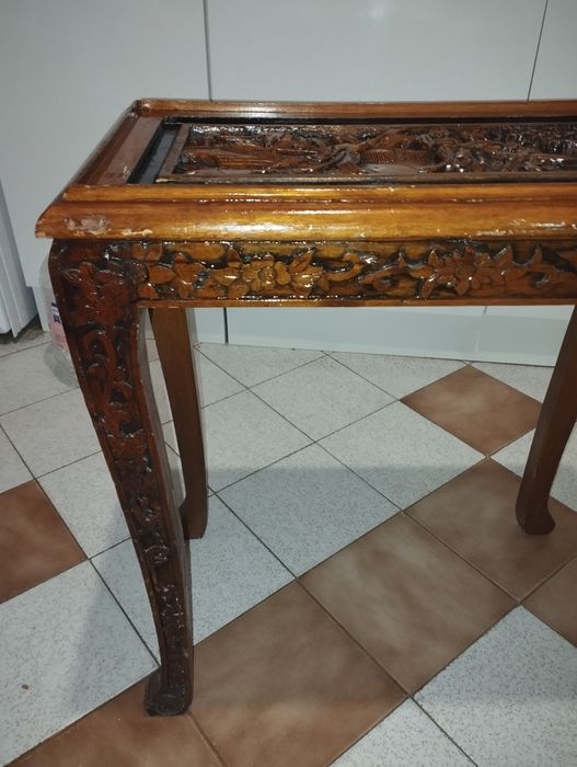 Прекрасна масичка със дърворезба