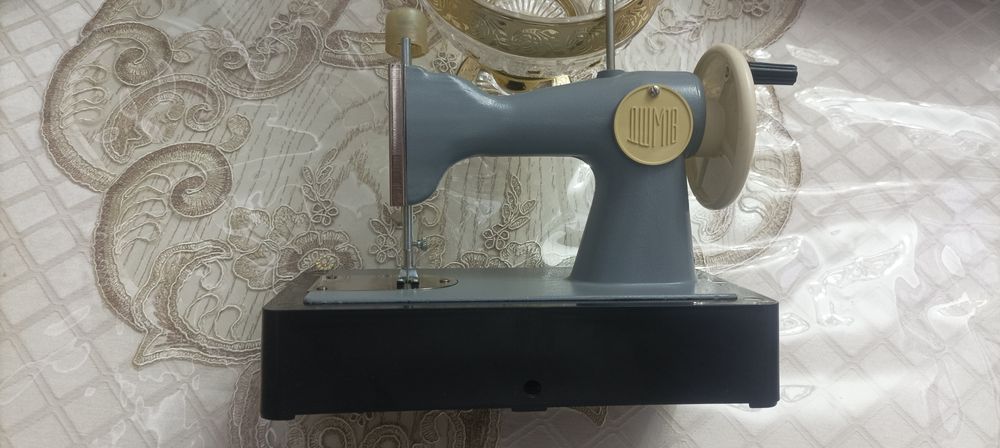 Sotiladi qiz bolalar uchun oʻyinchoq tikuv mashinasi